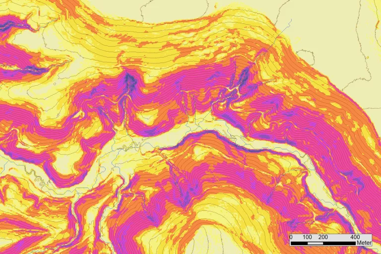 Ein mit verschiedenen Farben dargestelltes Geländerelief zeigt ein in eine Hochfläche eingetieftes gewundenes Tal mit kleinen Seitentälchen.