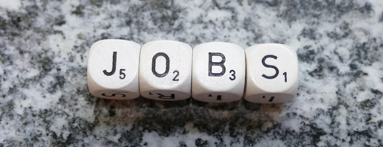 4 Buchstaben-Würfel bilden das Wort "JOBS"